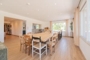 Una cocina y un comedor con mesa y sillas. en Gîte Petit Talma détente, en Grandpré