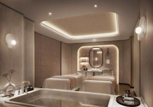 y baño con bañera y espejo. en Crowne Plaza Dhaka Airport by IHG, en Dhaka 16 fotos más