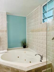 Koupelna v ubytování Verano Azul Beachfront Apartment in Isabela