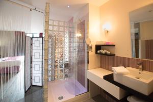 a bathroom with a shower and a sink at Hotel Le Turenne in Beaulieu-sur-Dordogne