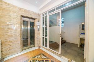 een kamer met schuifdeuren van glas en een vloer bij The Panorama Suites by MHM in Jakarta +15 foto's