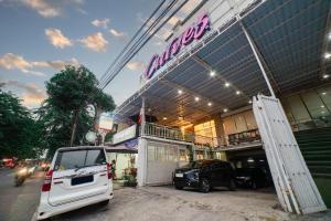 een witte truck geparkeerd voor een winkel bij The Panorama Suites by MHM in Jakarta