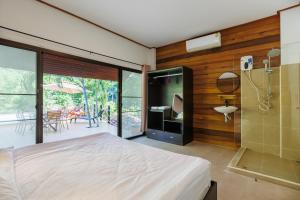 a bedroom with a large bed and a shower at Villa Primor madawan Koh Phangan in Wok Tum