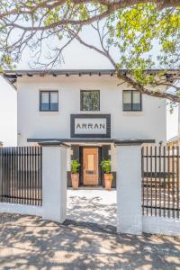 Un edificio de apartamentos con un cartel que dice Afrin en K2 Brisbane, en Brisbane