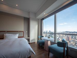 Postel nebo postele na pokoji v ubytování Dalian Zhongshan Square Seaview Meilun Hotel + 97 fotografií