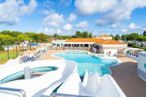 Swimmingpoolen hos eller tæt på Camping 4 étoiles - Parc aquatique - eeiaeg
