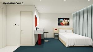 Fritta Hotel في Suwŏn-yŏk: غرفة نوم بسرير أبيض ومغسلة