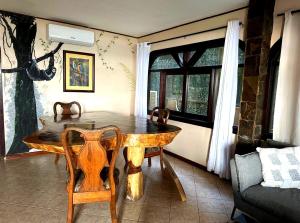 Χώρος καθιστικού στο Walk-out Beachfront Condo - Surfer's Paradise