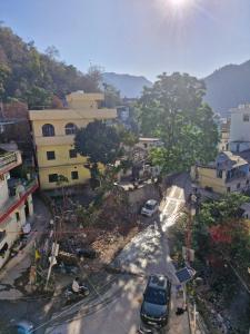 una vista aérea de una ciudad con coches aparcados en una calle en Aradhya Gange Residency, en Rishīkesh
