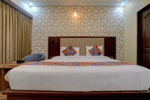 Giường trong phòng chung tại FabHotel Prime SN Blue