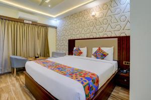 Giường trong phòng chung tại FabHotel Prime SN Blue +48 ảnh
