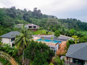 A103 Banjong 1 Bed apart, Near Nai Harn Beach في Ban Saiyuan (1): منظر جوي لمنزل به حوض سباحة