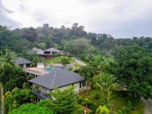 A103 Banjong 1 Bed apart, Near Nai Harn Beach في Ban Saiyuan (1): اطلالة جوية على بيت في الغابة