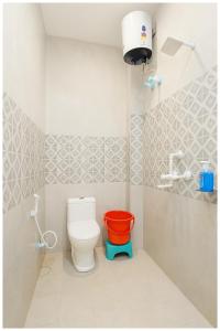 Et badeværelse på Burja Road, Hotel Shree S- Shyam Dhamstay Near Bankebihari Temple Pushpanjali - Prem Mandir - Lift and Free Parking Facilities - Fully Air conditioning Luxuary Room - A Top Rated Hotel In Vrindavan