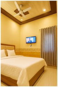 Et tv og/eller underholdning på Burja Road, Hotel Shree S- Shyam Dhamstay Near Bankebihari Temple Pushpanjali - Prem Mandir - Lift and Free Parking Facilities - Fully Air conditioning Luxuary Room - A Top Rated Hotel In Vrindavan