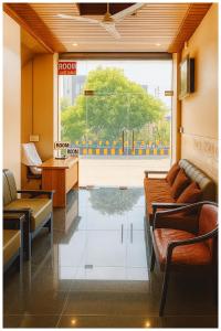 Et opholdsområde på Burja Road, Hotel Shree S- Shyam Dhamstay Near Bankebihari Temple Pushpanjali - Prem Mandir - Lift and Free Parking Facilities - Fully Air conditioning Luxuary Room - A Top Rated Hotel In Vrindavan