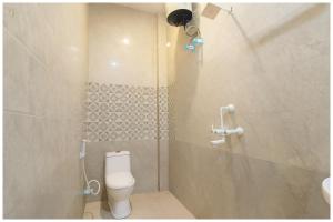 Et badeværelse på Burja Road, Hotel Shree S- Shyam Dhamstay Near Bankebihari Temple Pushpanjali - Prem Mandir - Lift and Free Parking Facilities - Fully Air conditioning Luxuary Room - A Top Rated Hotel In Vrindavan