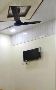 TV a/nebo společenská místnost v ubytování Hotel Amrapali