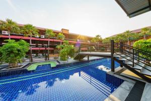 - Vistas a la piscina de un hotel en นงนุช บูติค รีสอร์ท, en Na Jomtien