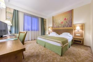 Postel nebo postele na pokoji v ubytování Hotel Sonnenhof
