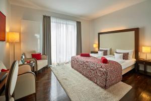 Postel nebo postele na pokoji v ubytování Hotel Elbresidenz an der Therme