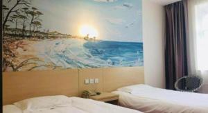 Un dormitorio con dos camas y un cuadro en la pared. en Super 8 Hotel Jinan Railway Station Square, en Jinan 155 fotos más