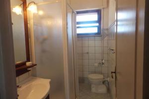 スペルロンガにあるBlue skyのバスルーム(シャワー、トイレ、シンク付)