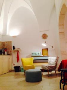 a living room with a table and two chairs at L'alcova di Garibaldi in Ostuni