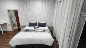 En eller flere senge i et værelse på Casa lux boutique guest house