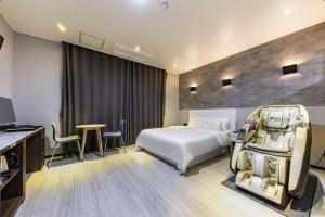 En eller flere senge i et værelse på Gunsan The City Hotel + 83 billeder