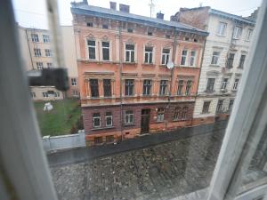 リヴィウにあるApartment - Lesi Ukrainky Streetの窓からレンガ造りの建物を望めます。