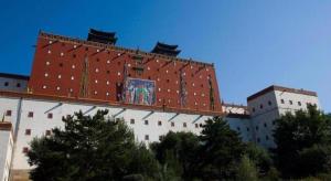 a large building with a mural on the side of it at James Joyce Coffetel·Chengde Mountain Resort Toudao Pailou in Chengde