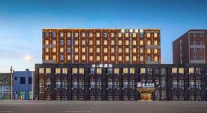 un edificio grande con muchas ventanas en James Joyce Coffetel·Changchun Railway Station, en Changchún