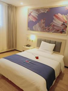 PAI Hotels·Urumqi South Gate Xinhua Bookstore في أورومكي: سرير أبيض كبير في غرفة فندق