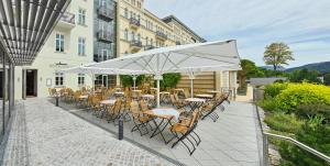 Nespecifikovaný výhled na hory nebo výhled na hory při pohledu z hotelu