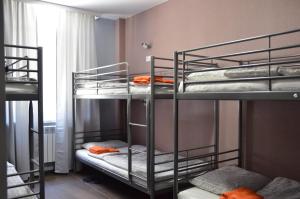 Hostel SunKiss emeletes ágyai egy szobában