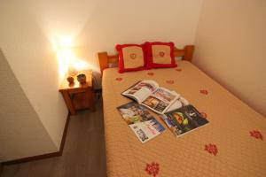 En eller flere senge i et værelse på Beausoleil Appartements VTI
