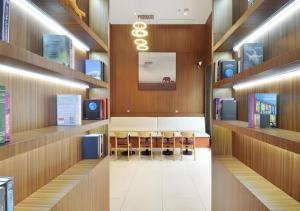 Μια τηλεόραση ή/και κέντρο ψυχαγωγίας στο JTOUR Inn Wuhan Changfeng Avenue Garden Expo