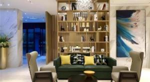 a living room with a green couch and a book shelf at City Comfort Inn Wuhan Wangjiawan Longyangcun Metro Station in Wuhan