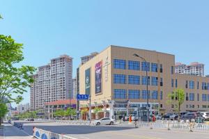 City Comfort Inn Taizhou International Exhibition Center في Ma-pu-ch'iao: مبنى على شارع في مدينة