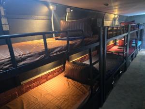 2 literas en una habitación con luces encendidas en Lunar Park, en Phumĭ Ta Phŭl