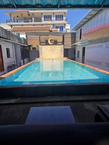 una piscina en medio de un edificio en Lunar Park, en Phumĭ Ta Phŭl