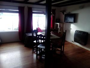 una camera con tavolo e una sala da pranzo con finestra di San Benito de Palermo a San Carlos de Bariloche