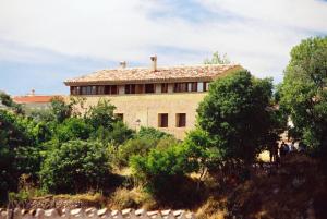 une maison au sommet d'une colline avec des arbres dans l'établissement Casas Rurales El Parador, à Letur