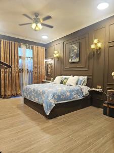 Un dormitorio con una cama y un ventilador de techo. en Soul Good Homestay, en Kota Kinabalu