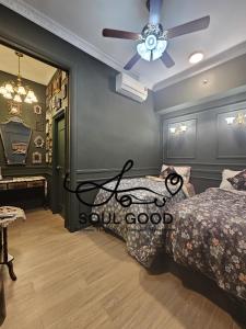 Un dormitorio con una cama y un ventilador de techo. en Soul Good Homestay, en Kota Kinabalu 2 fotos más