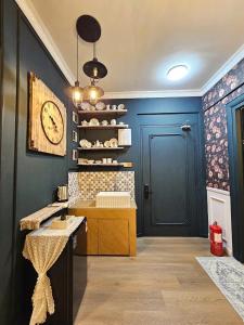 Una cocina con paredes azules y un reloj en la pared. en Soul Good Homestay, en Kota Kinabalu