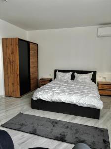 En eller flere senge i et værelse på Thermal Bliss Apartment