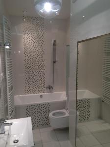 Apartament na Solnej z widokiem في كيلسي: حمام مع حوض ومرحاض ومغسلة