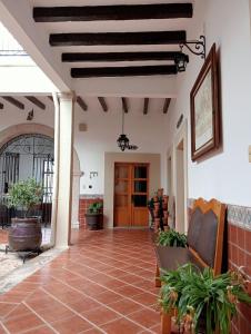 einen Flur eines Hauses mit Fliesenboden in der Unterkunft Casa Purépecha, Habitación Itzi in Morelia